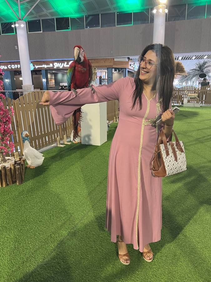 a parrot lands on Arwa