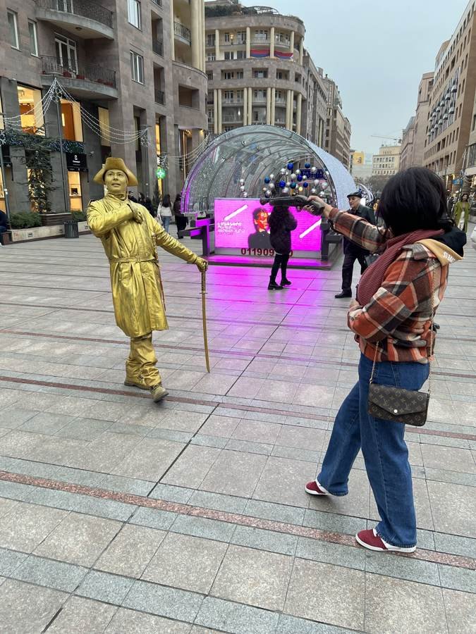 Arwa takes aim at a golden statue